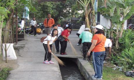 Jumat Bersih di Kawasan Eko Wisata Subak Sembung Kelurahan Peguyangan