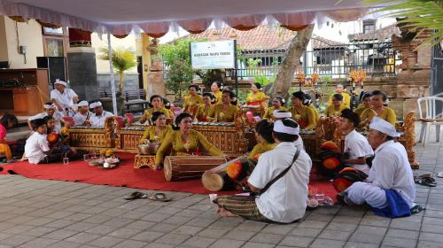 Purnamaning Sadha Rahina ring Padmasana Kelurahan Peguyangan