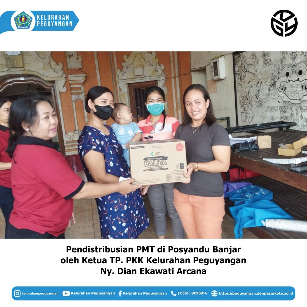 PENDISTRIBUSIAN PMT DI POSYANDU BANJAR OLEH KETUA TP. PKK KELURAHAN PEGUYANGAN NY. DIAN EKAWATI ARCANA