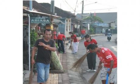 KERJA BAKTI WARGA LINGKUNGAN PEMALUKAN  DAN PENYULUHAN KESEHATAN PENGOLAHAN LIMBAH 